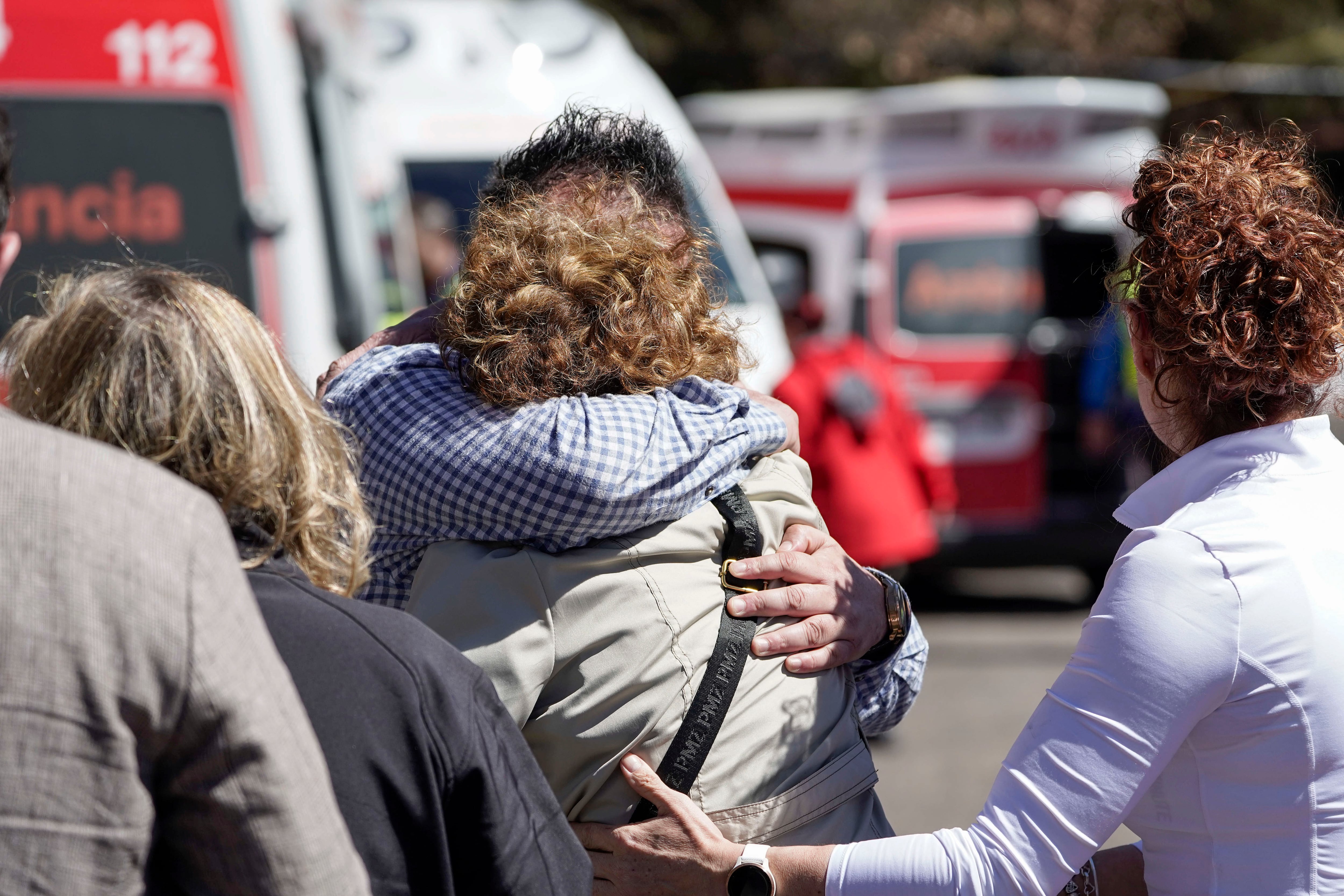 DEGAÑA (ASTURIAS), 31/03/2025.- Familiares de los heridos y fallecidos por la explosión de la mina de Cerredo este lunes, en el concejo asturiano de Degaña. Cinco personas han fallecido y otras cuatro han resultado heridas de consideración en una explosión registrada hacia las 9:30 horas de este lunes en una mina de Cerredo, en el concejo de Degaña, en el extremo suroccidental de Asturias, han informado el Servicio de Emergencias del Principado de Asturias (SEPA) y la Guardia Civil. EFE/ Paco Paredes
