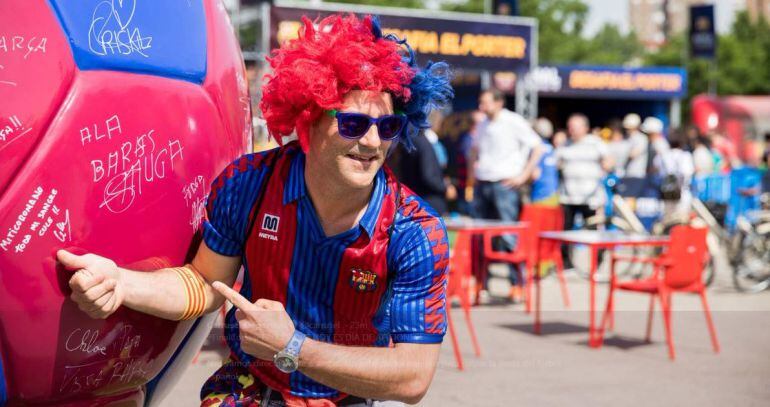 Un aficionado del Barça, en la faz zone del Barcelona antes de la final 