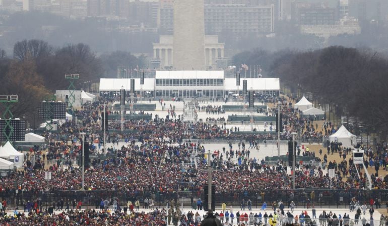 Varias personas esperan en la zona conocida como National Mall, mientras aguardan a que comience la ceremonia de investidura del empresario neoyorquino Donald Trump como nuevo presidente de Estados Unidos en Washington DC (Estados Unidos)