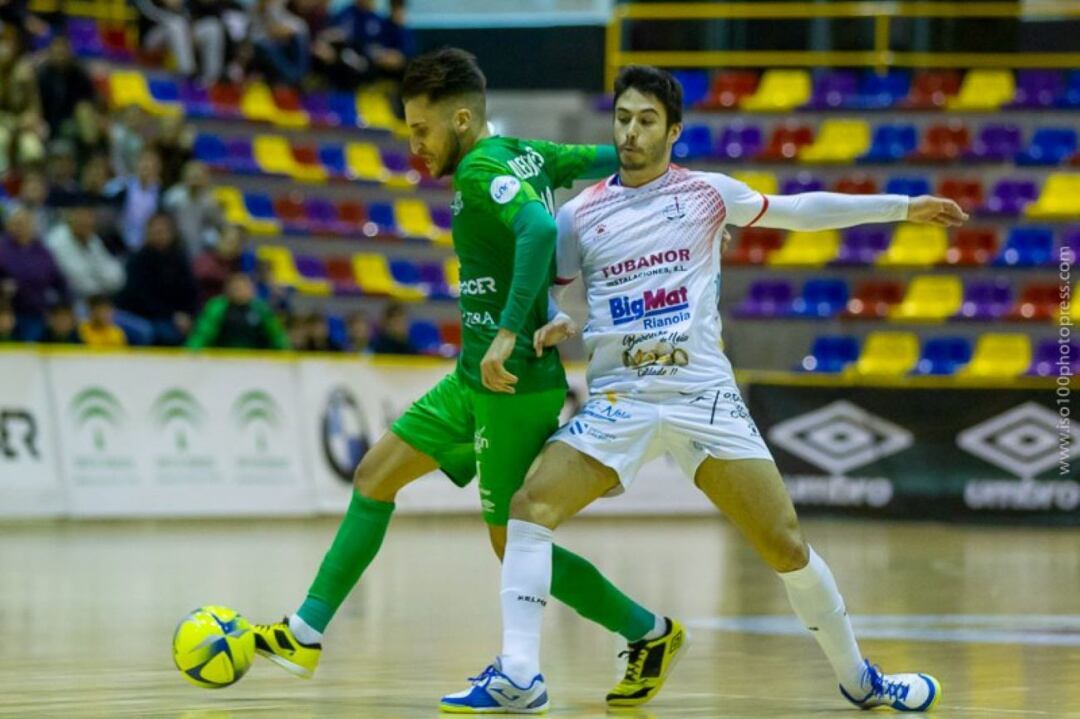 Lluc pelea por el balón en el partido disputado por el Noia en Antequera