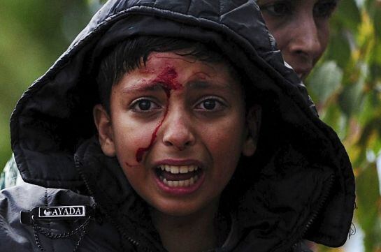 A girl cries after crossing Greece&#039;s border into Macedonia near Gevgelija, Macedonia, August 22, 2015. Thousands of migrants stormed across Macedonia&#039;s border on Saturday, overwhelming security forces who threw stun grenades and lashed out with batons in 