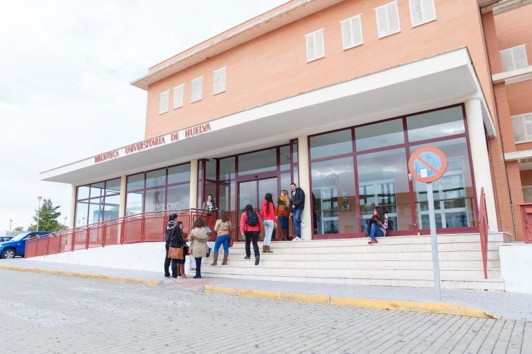 Fachada de la biblioteca central de la UHU