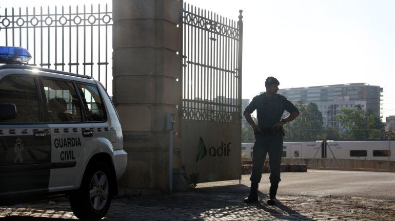 La Guàrdia Civil a les portes de la seu d'ADIF a La Sagrera
