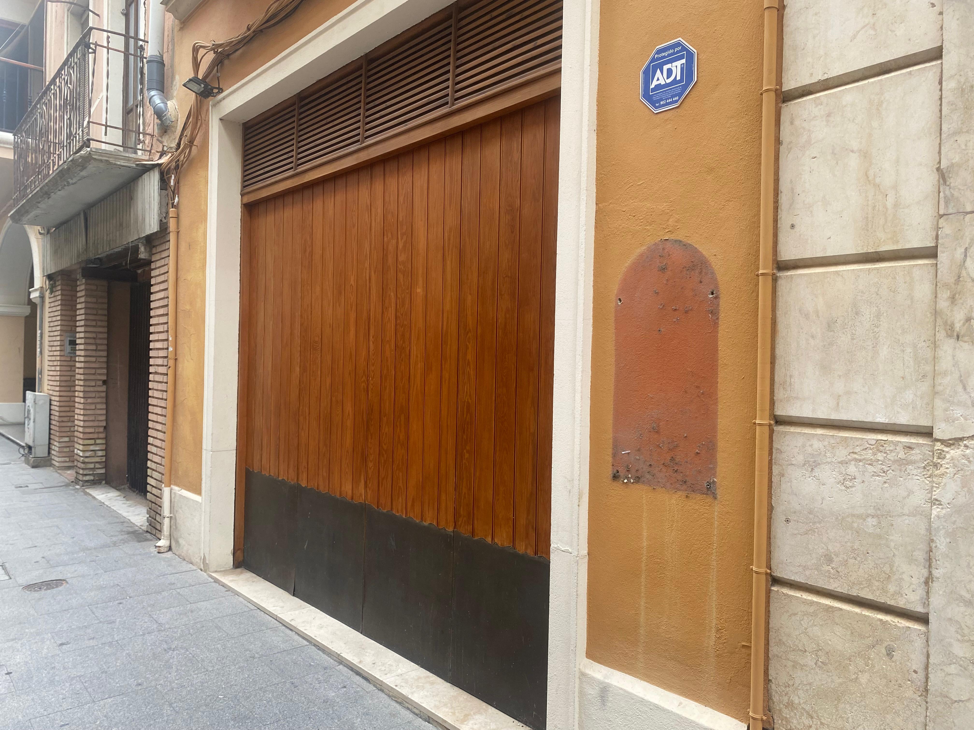 Imagen de la fachada del antiguo restaurante El Tinell de Calabuig, donde ya no se encuentra la placa sustraída