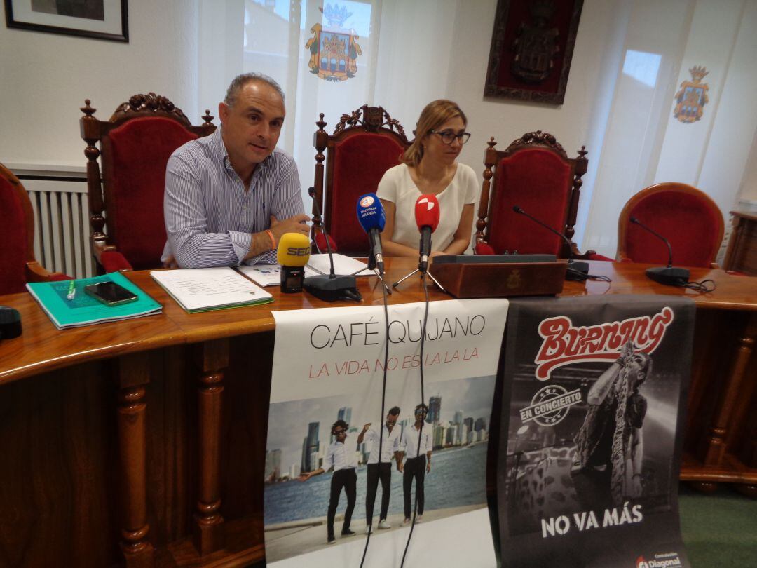 Emilio Berzosa presentó, jiunto a la alcaldesa, Raquel González, los conciertos y verbenas de fiestas