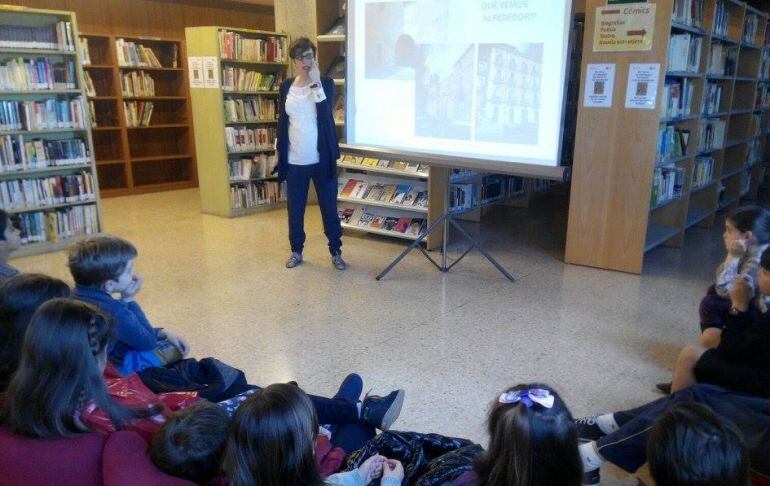 Varios niños asisten a un taller en la Biblioteca Pública Azorín.