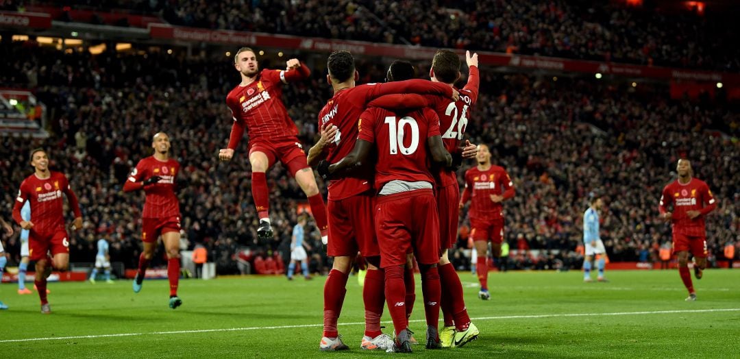 Los jugadores del Liverpool celebran un gol ante el Manchester City esta temporada en la Premier League