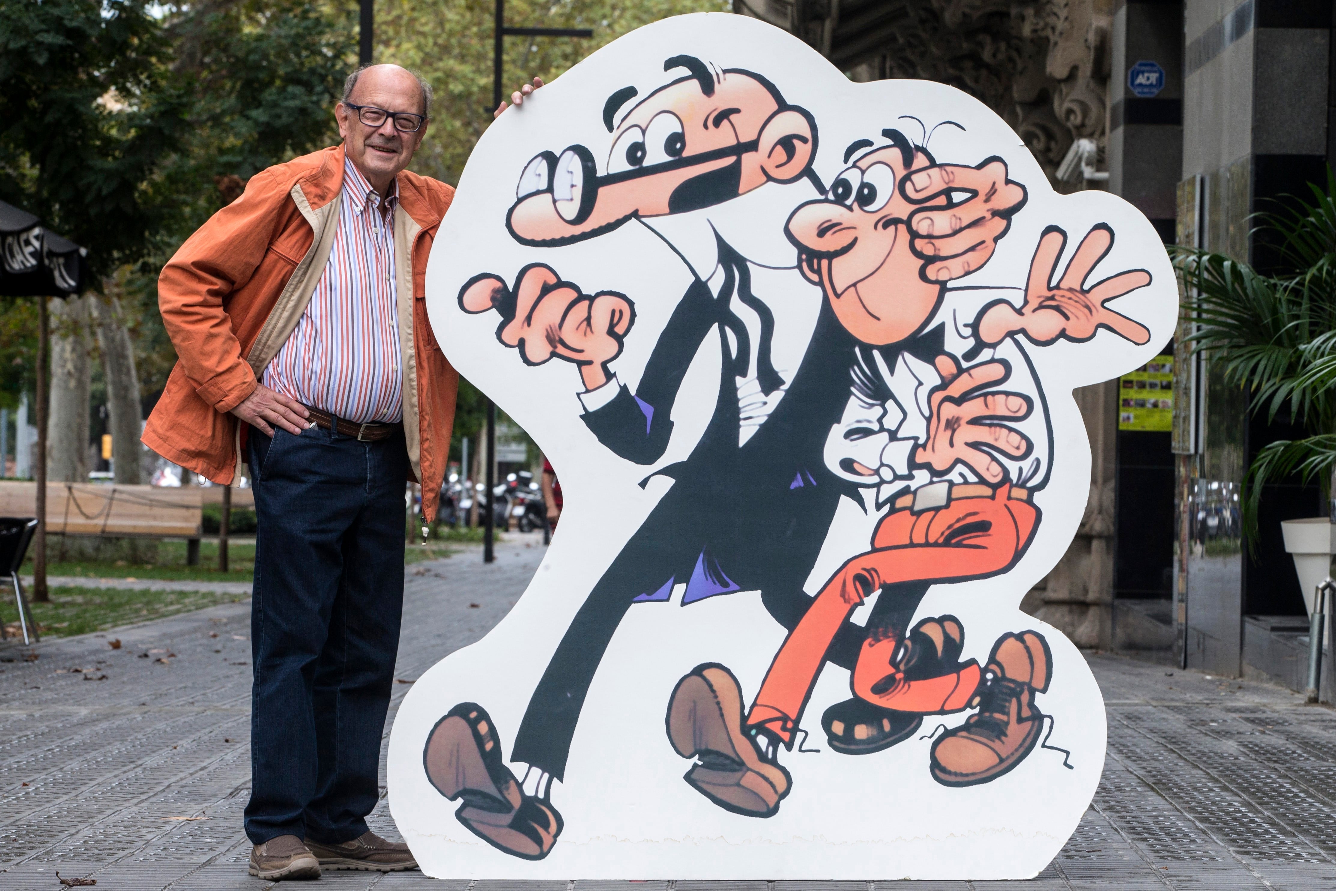 El dibujante Francisco Ibáñez posa con sus personajes, Mortadelo y Filemón, en Barcelona, el 6 de octubre de 2016. EFE/Quique García.