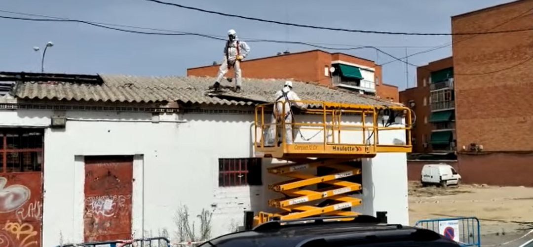 Los operarios trabajando para el derribo de la antigua cerrajería