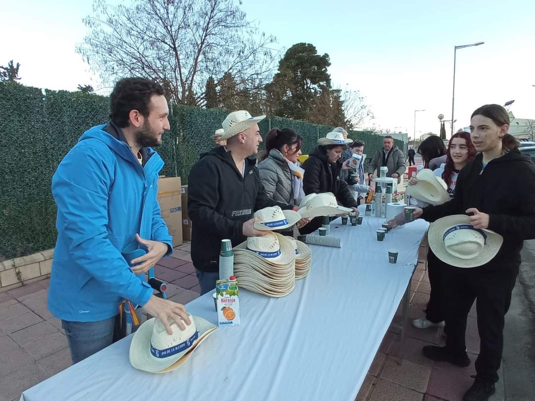 El alcalde Isaac Claver colaboraba en el reparto de sombreros. Foto: Ayuntamiento de Monzón