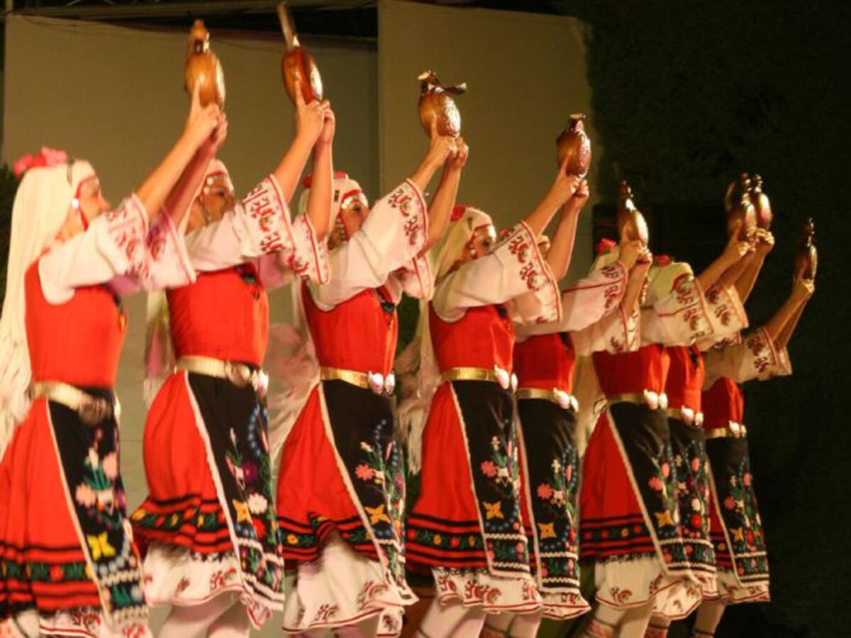 Danzas de Bulgaria, Italia y de España, con Mazantini, en el Festival Internacional de Folklore