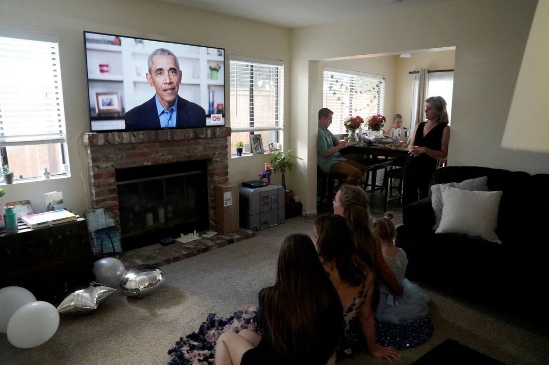 Una familia ve la declaraciones de Barack Obama en televisión