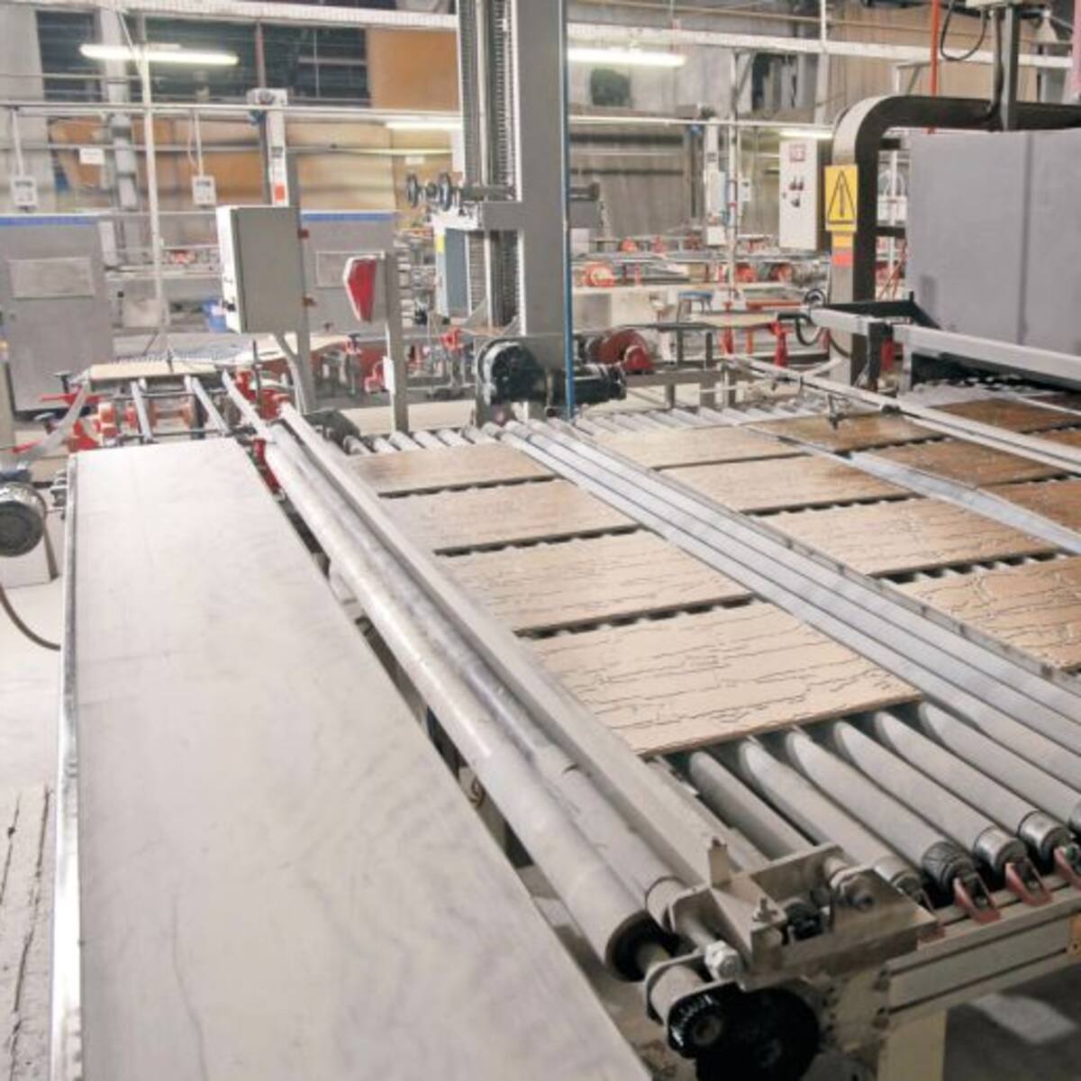 Un hombre muere al quedar atrapado en una máquina de una azulejera de Onda