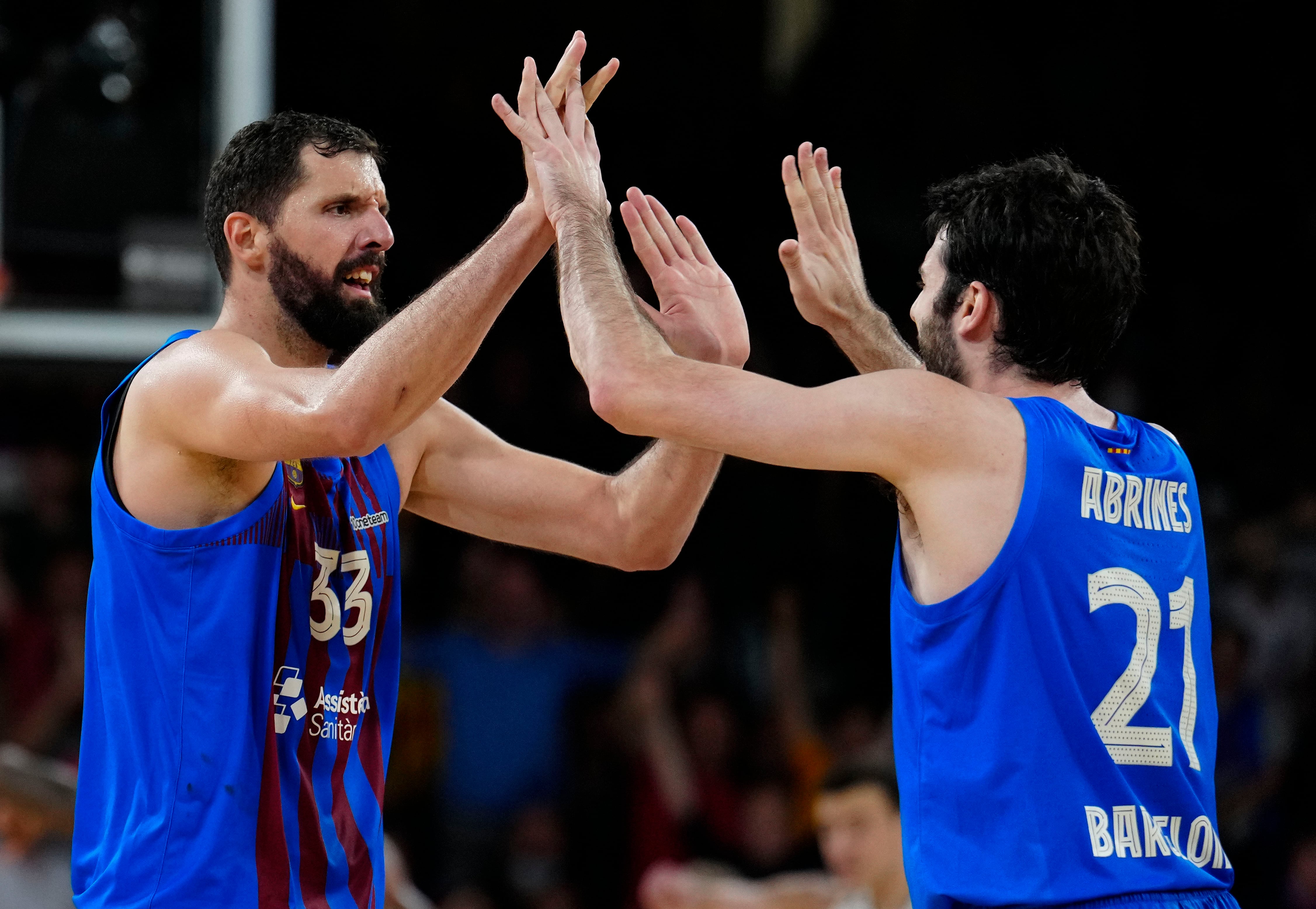 El ala-pívot hispano montenegrino del Barcelona, Nikola Mirotic, celebra una acción con su compañero Álex Abrines. El Barça estará en la Final Four.