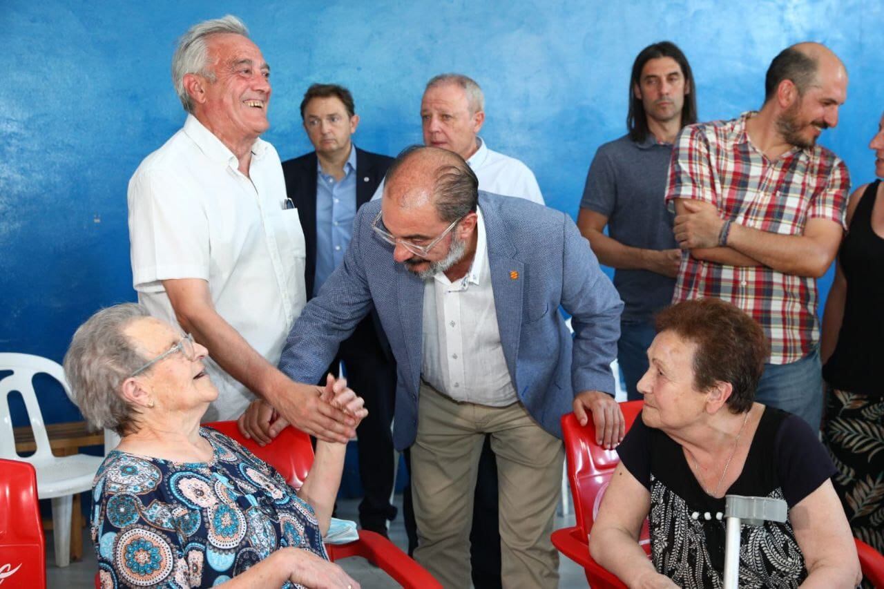 Javier Lambán visita a los vecinos evacuados de Moros que se encuentran en el polideportivo de Ateca