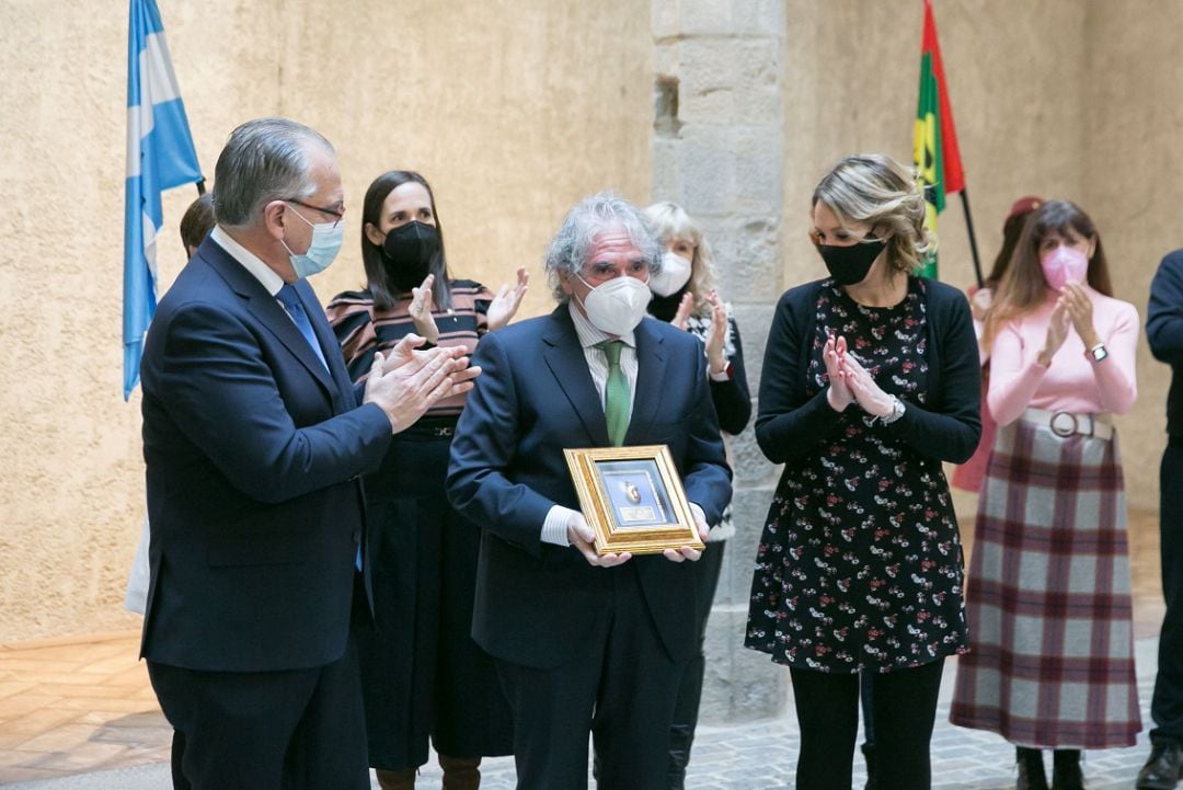 El presidente de ANFAS, Javier Goldáraz Prados, recibe el premio junto al alcalde de Pamplona, Enrique Maya