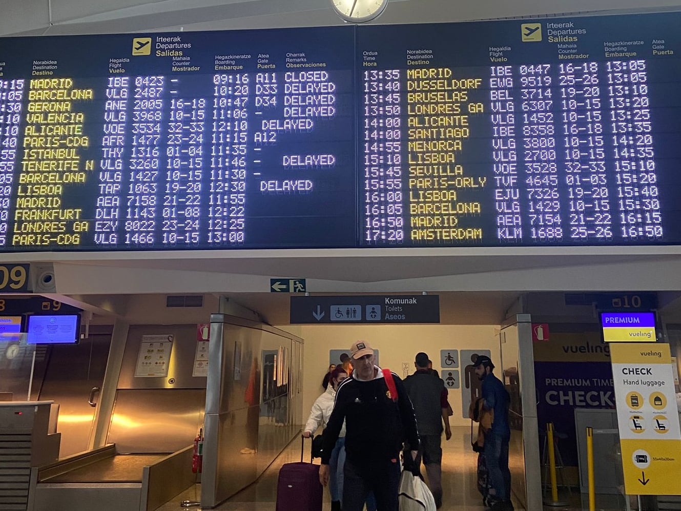 Panel del tráfico aéreo en el aeropuerto de Bilbao