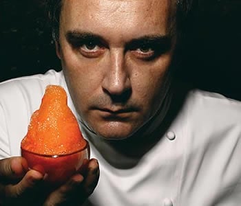 Ferran Adrià, en la portada de &quot;The New York Times&quot; con uno de su platos: aire de zanahoria con mandarina concentrada.