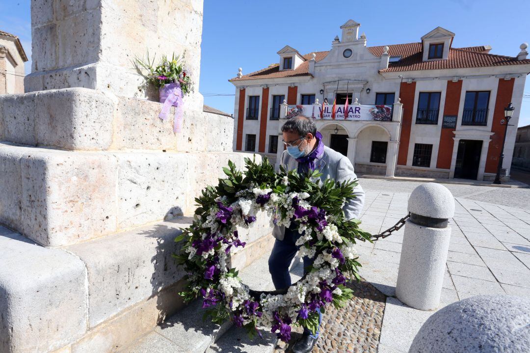 Ofrenda floral en el monolito de los comuneros