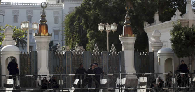 Policías egipcios protegen la puerta del Palacio Presidencial en El Cairo