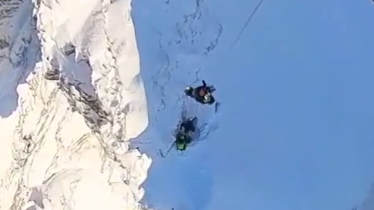 El espectacular rescate de dos alpinistas que pasaron la noche colgados