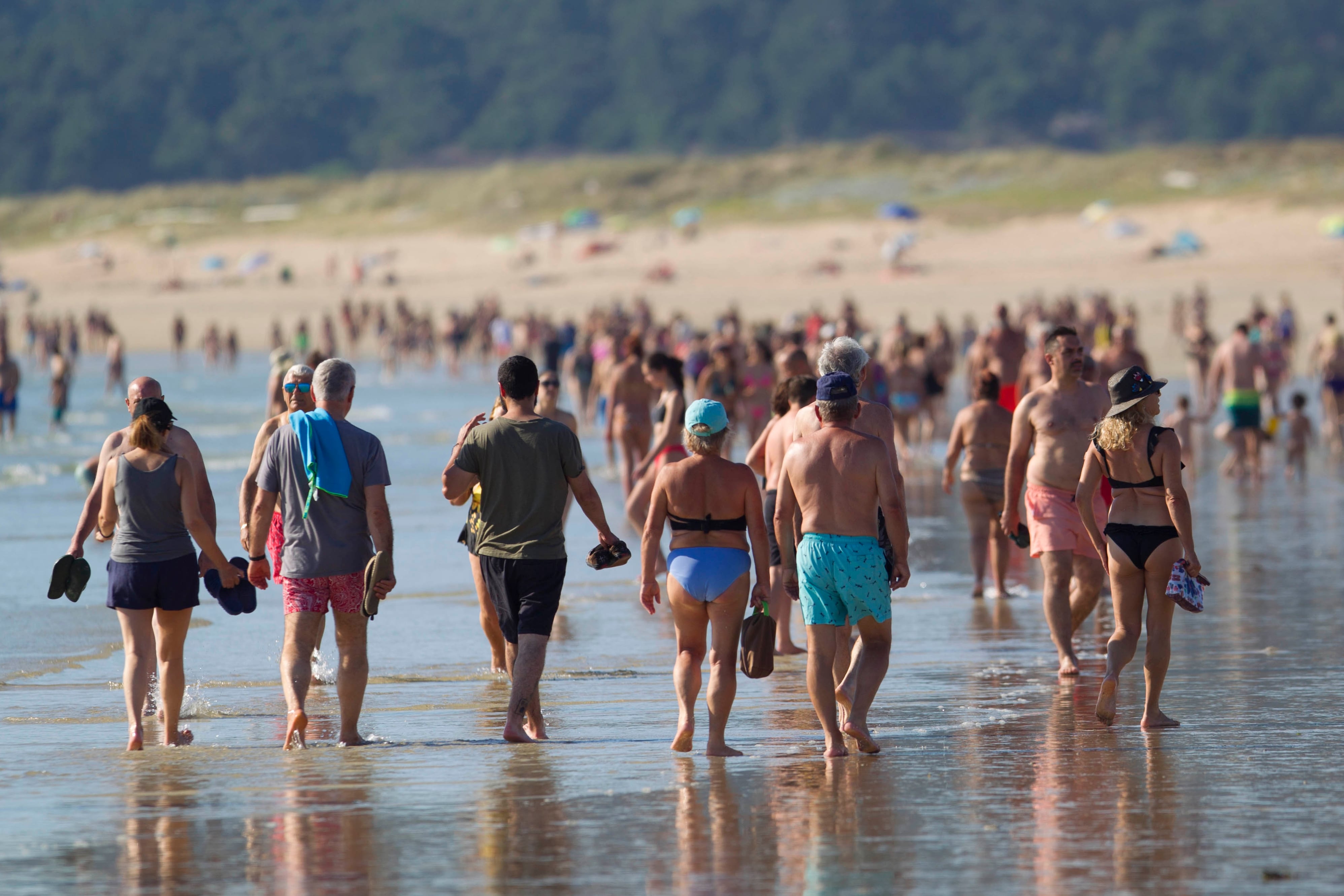 Sanxenxo (Pontevedra)-.08/07/2021.-Vista de la playa de La Lanzada, este sábado en Sanxenxo. El verano llega a Galicia con temperaturas de 34º, que han llenado las playas de las Rías Baixas de gente.-EFE / Salvador Sas
