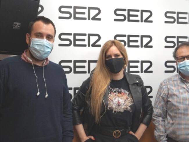 María Toledo, en los estudios de SER Toledo, con José Vicente Dorado (D) y carlos Abengózar (I)