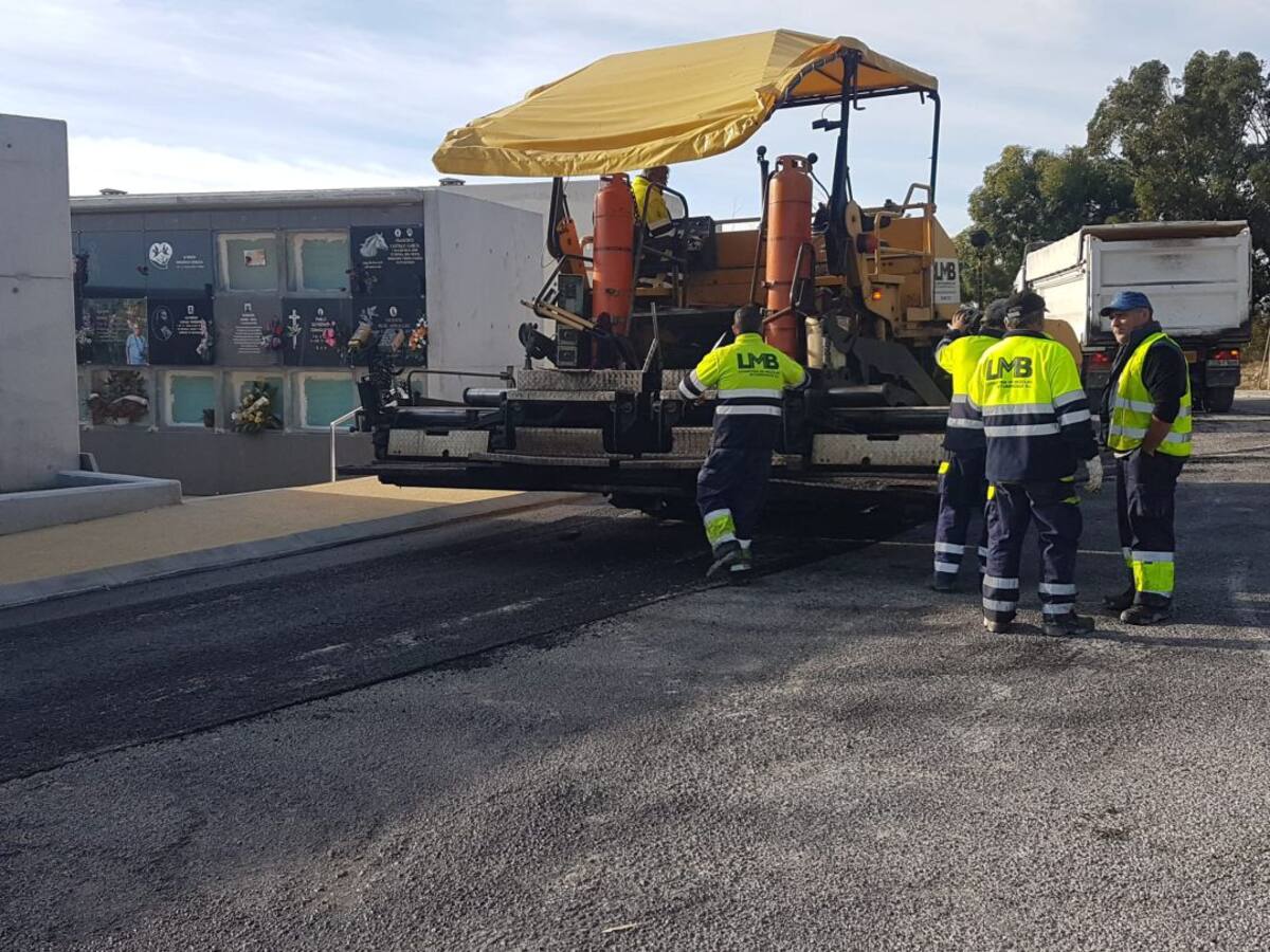 El ayuntamiento invierte más de 100.00 euros en el asfaltado del cementerio nuevo