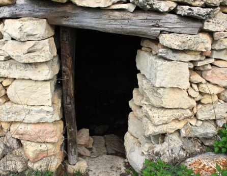 Entrada a la cueva del Armentero.