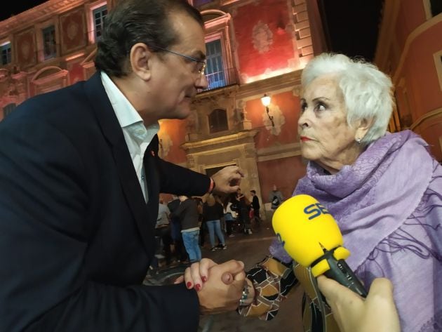 Ana, conocida como &quot;la abuela de las vías&quot;, interrumpe nuestra entrevista para regañar a Miguel Garaulet