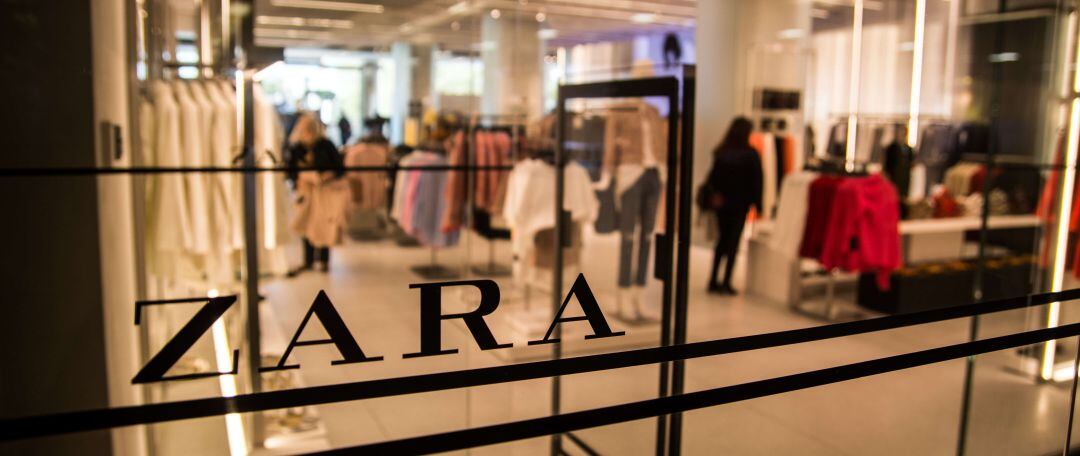 Puerta de entrada a una tienda de Zara