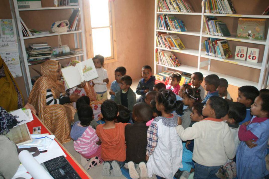 Imagen de archivo (antes de la pandemia) de niñas y niños en una de las bibliotecas de este proyecto