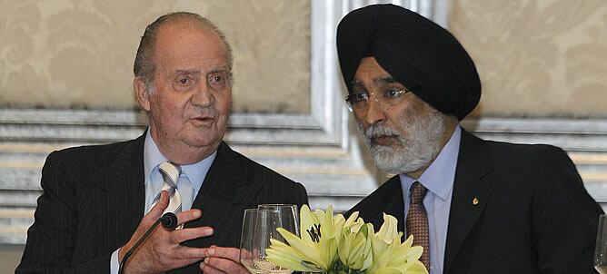 El rey Juan Carlos, conversa con el empresario indio Analjit Singh dentro de la visita oficial del monarca español a la India para impulsar la presencia empresarial española