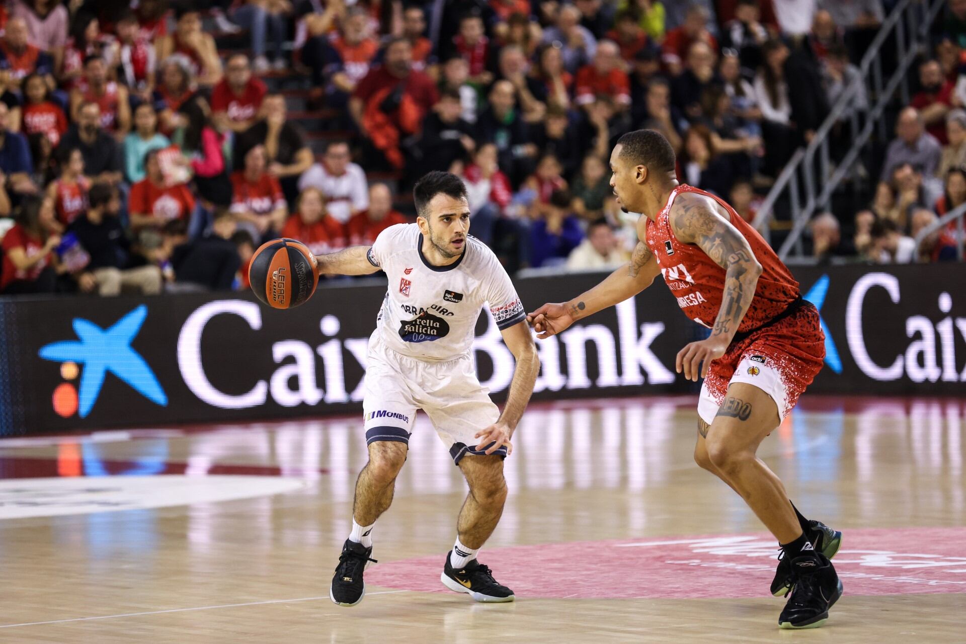 Pol Figueras, con el balón, en el partido contra el Manresa