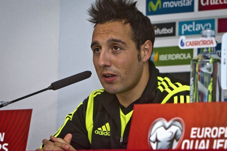 El centrocampista de la selección española de futbol, Santi Cazorla, durante la rueda de prensa que han ofrecido esta tarde, antes del entrenamiento que el combinado español ha realizado en el estadio Nuevo Colombino de Huelva, previo al encuentro corresp