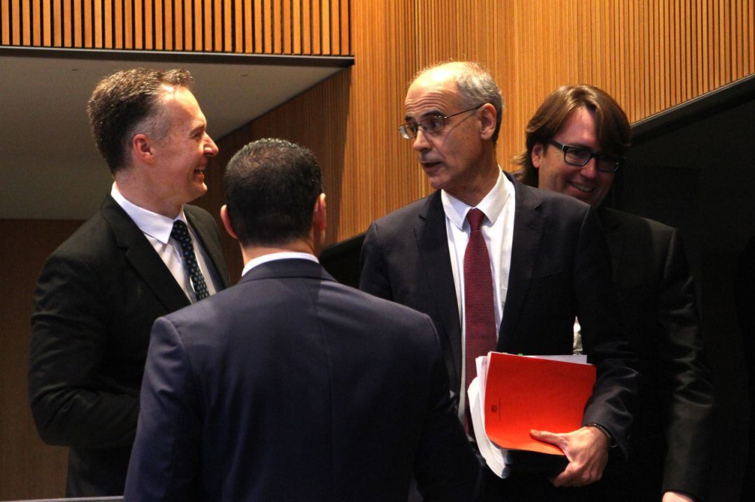 El cap de Govern, Antoni Marti, conversa distesament amb consellers de l'oposició abans del dur debat sobre la reforma laboral.