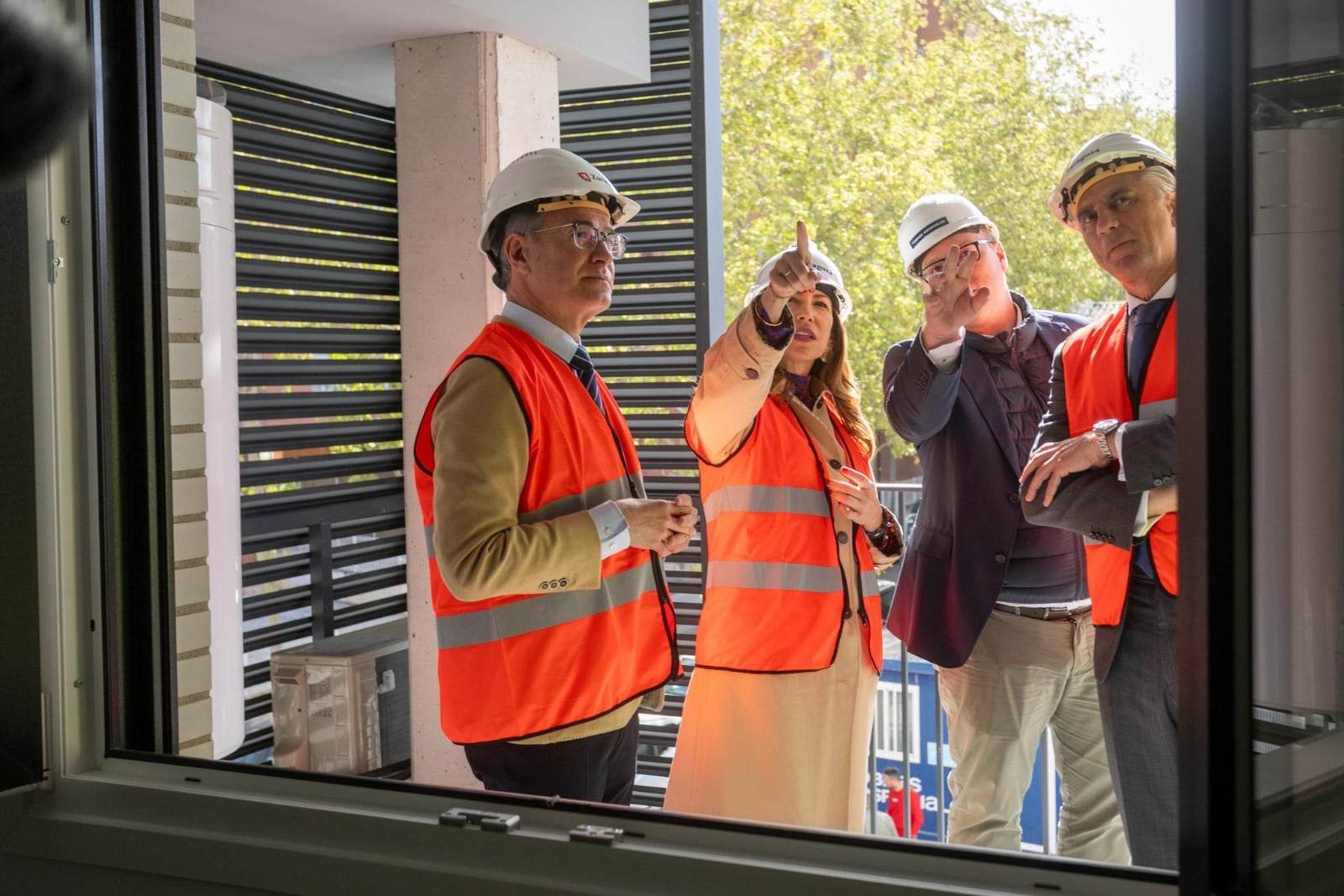 Visita a un bloque de pisos de alquiler asequible en la Jota (Zaragoza)
