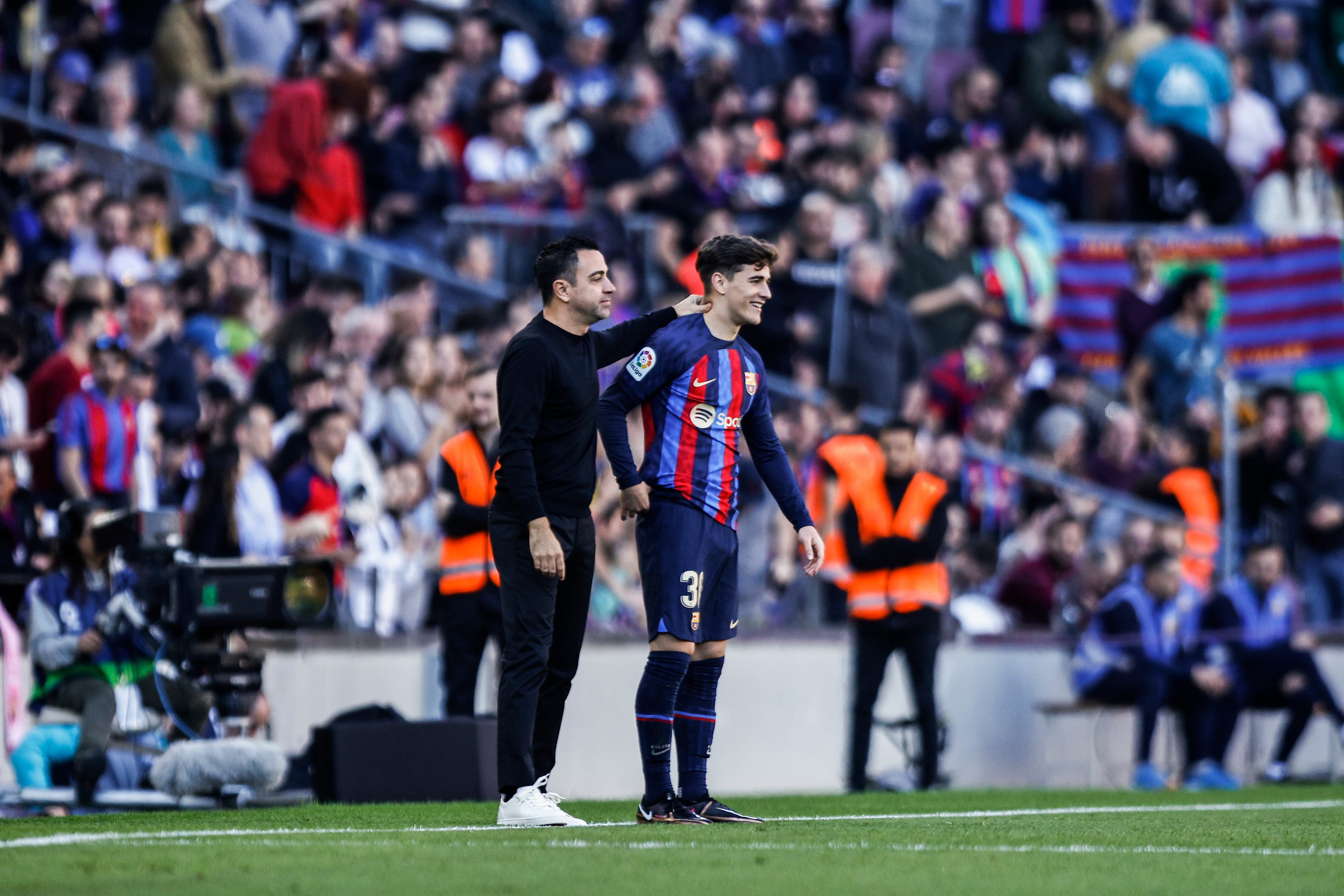 Xavi junto a Gavi, en un partido del FC Barcelona en el Spotify Camp Nou.