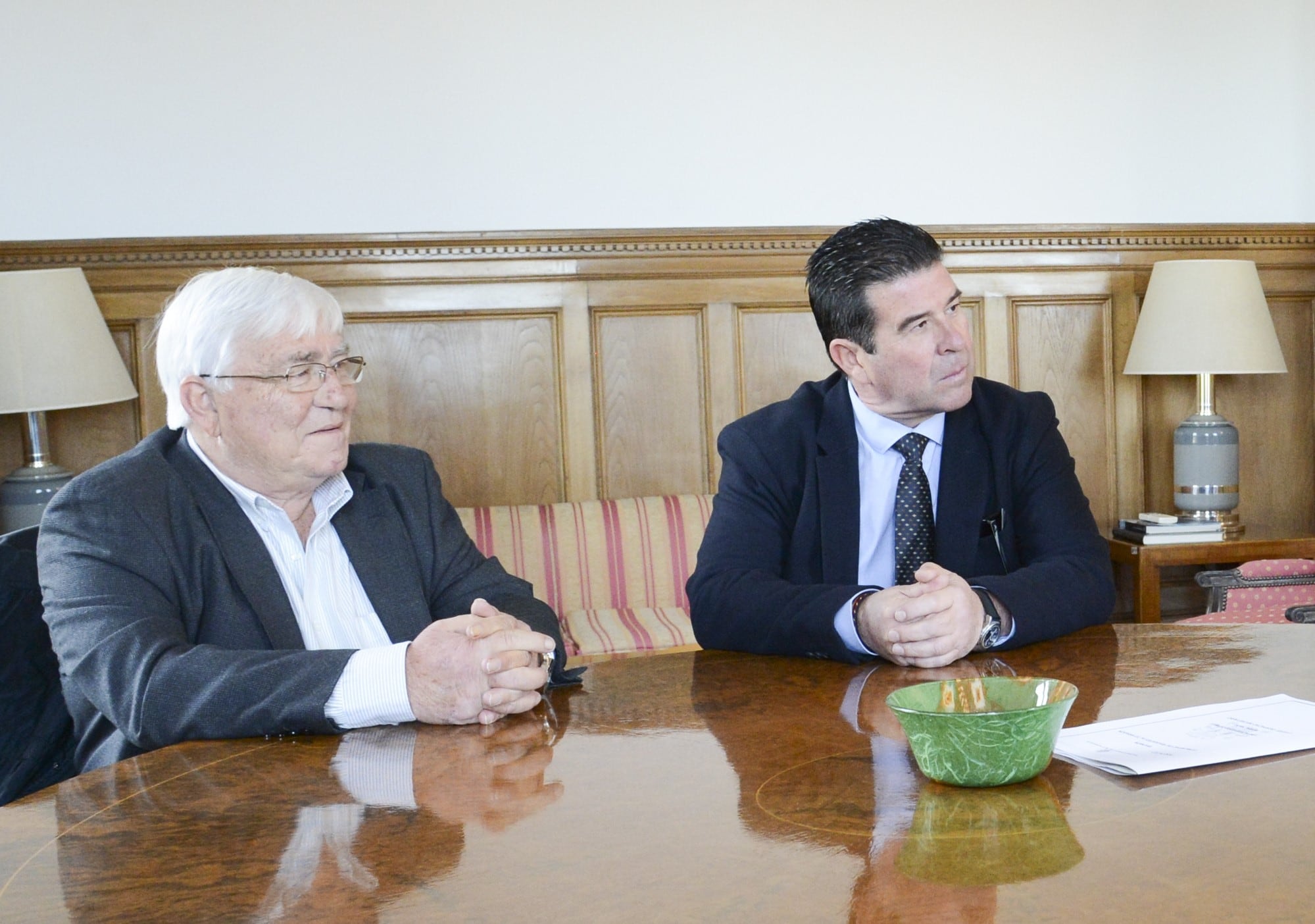 Francisco Orús (a la izquierda) y el actual presidente de Riegos del Alto Aragón, José Antonio Pradas, a su lado