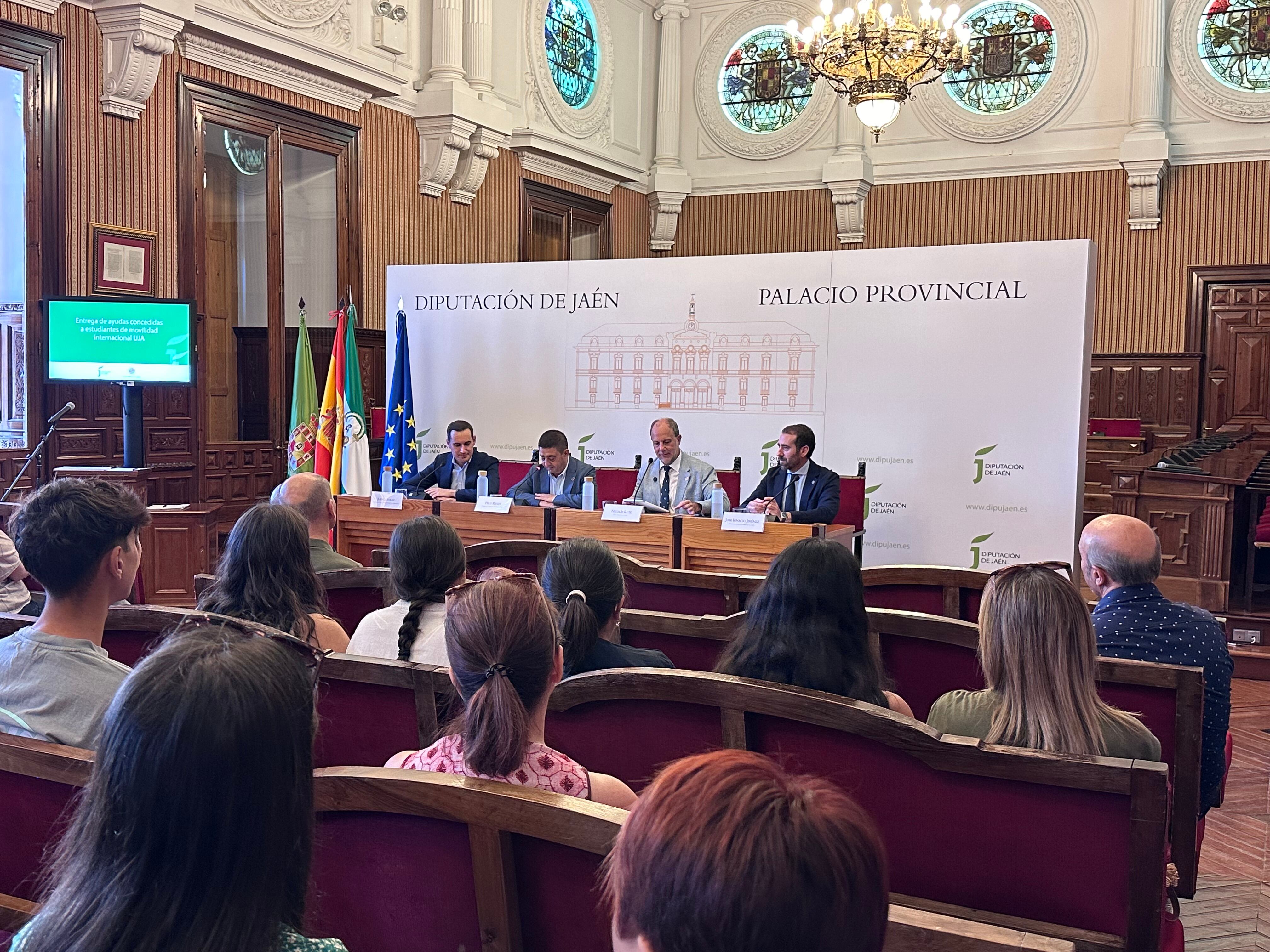 El Palacio Provincial acoge la entrega de ayudas a la movilidad para 66 estudiantes de la UJA.