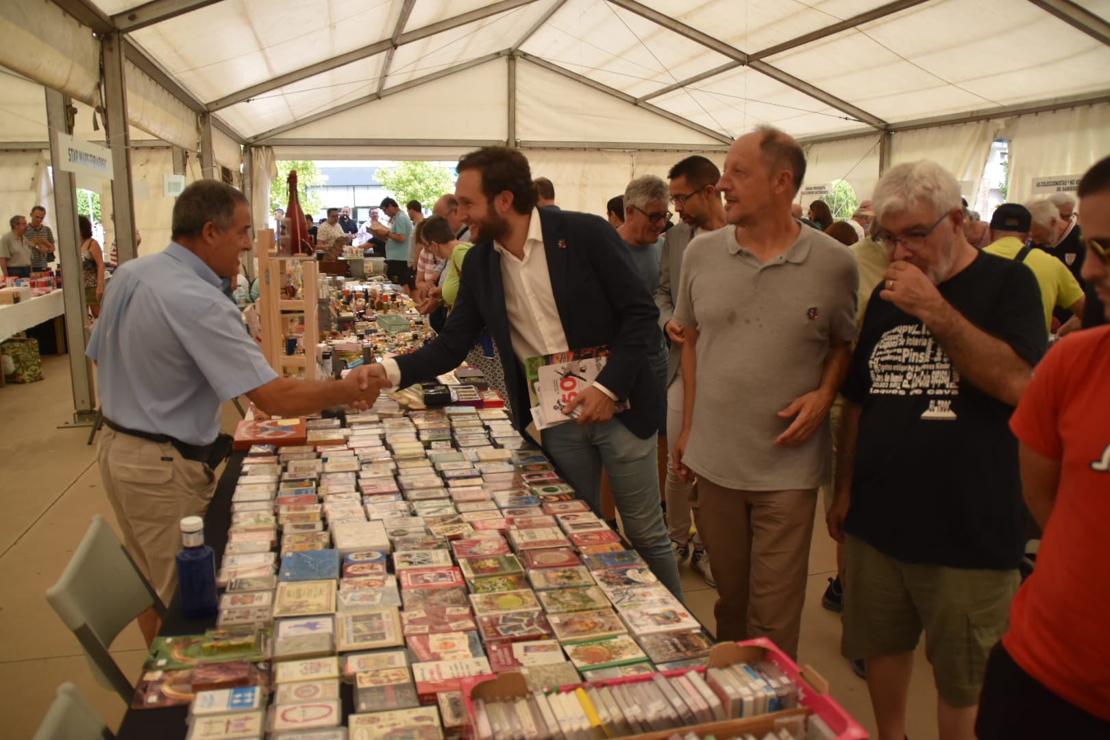 El alcalde de Monzón, Isaac Claver, saludando a los expositores con sus colecciones