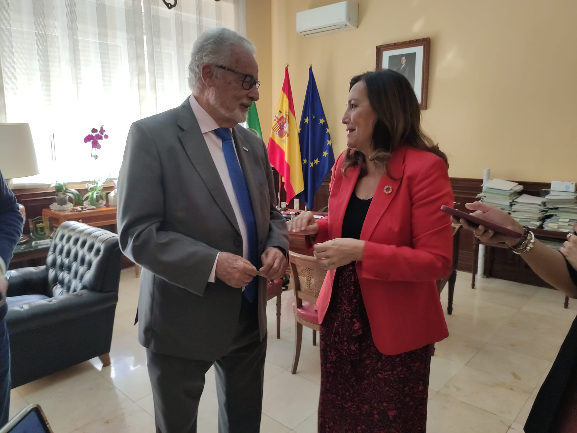 Jesús Maeztu, defensor del pueblo andaluz, departe con Catalina Madueño, subdelegada del gobierno en Jaén