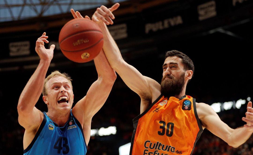 El escolta del Valencia Basket, Joan Sastre, trata de bloquear al ala-pívot del Alba Berlin, Luke Sikma, durante el primer partido de la final de la Eurocop