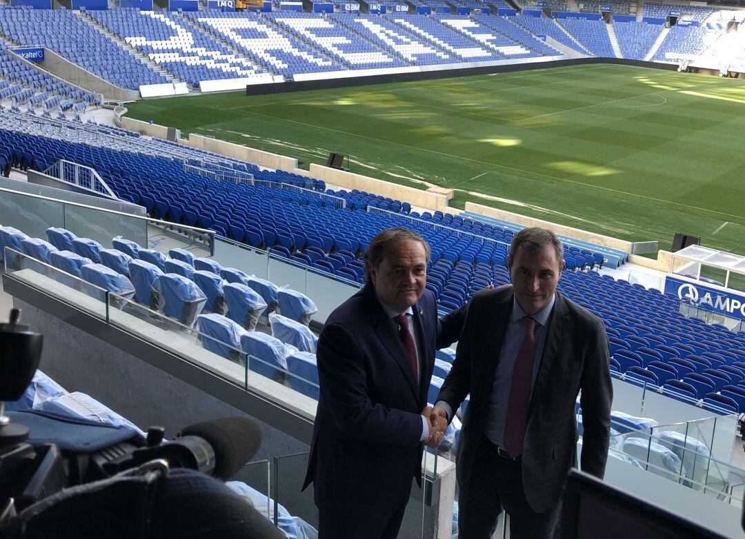Aperribay posa en el Reale Arena con el patrocinador que da nombre al estadio