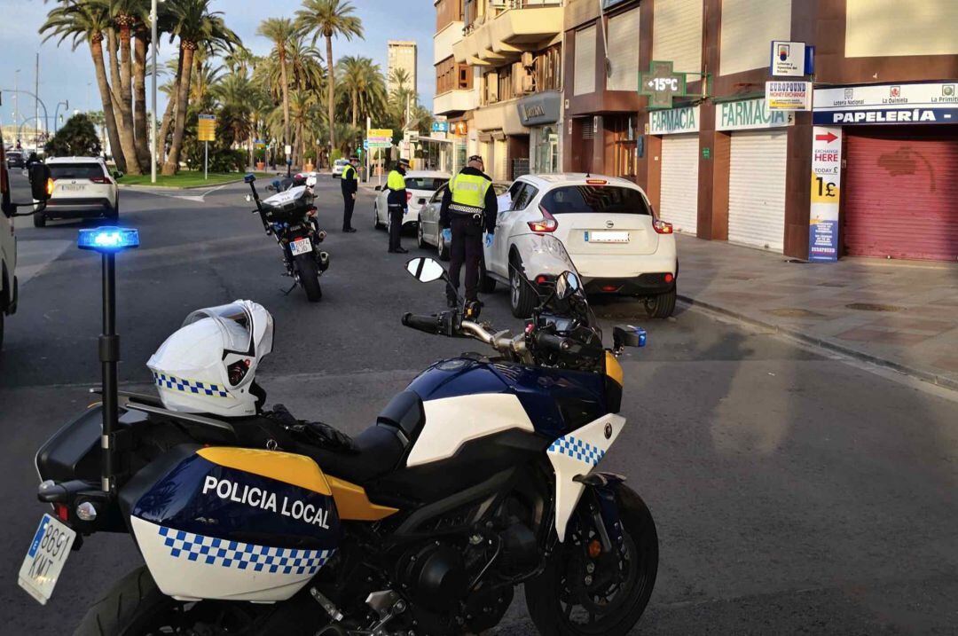 Control policial en la Plaza del Mar