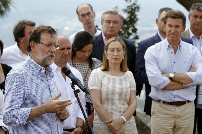 El presidente del Gobierno Mariano Rajoy acompañado del presidente de la Xunta Alberto núñez Feijoo y de la Ministra de Fomento Ana Pastor