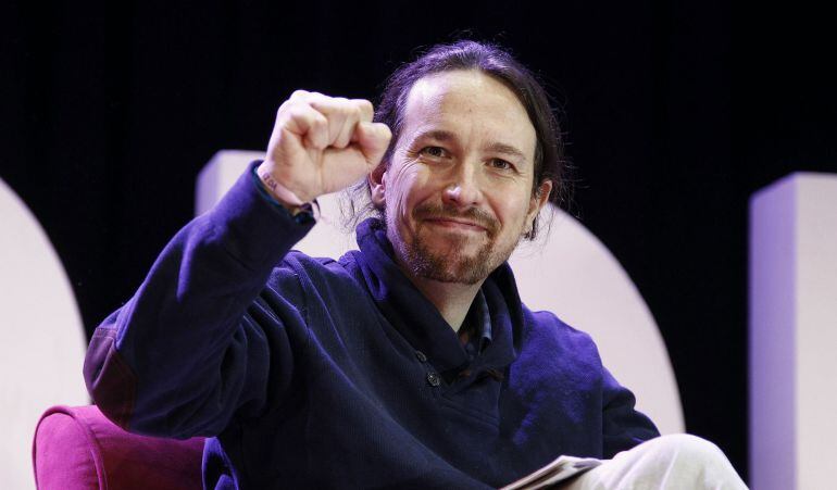 El secretario general de Podemos, Pablo Iglesias, saluda durante el acto que ha protagonizado hoy en Sant Feliu de Llobregat (Barcelona), junto al secretario general de Podem Catalunya, Albano Dante Fachin, bajo el título &quot;La gente ante los retos históric