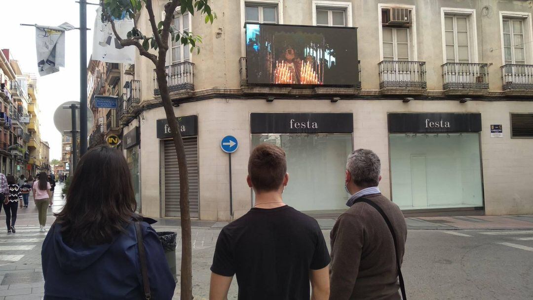 Tveo Televisión y Talisman Comunicación emiten reportajes de la Semana Santa de Linares en la pantalla LED situada a la entrada del Pasaje del Comercio.