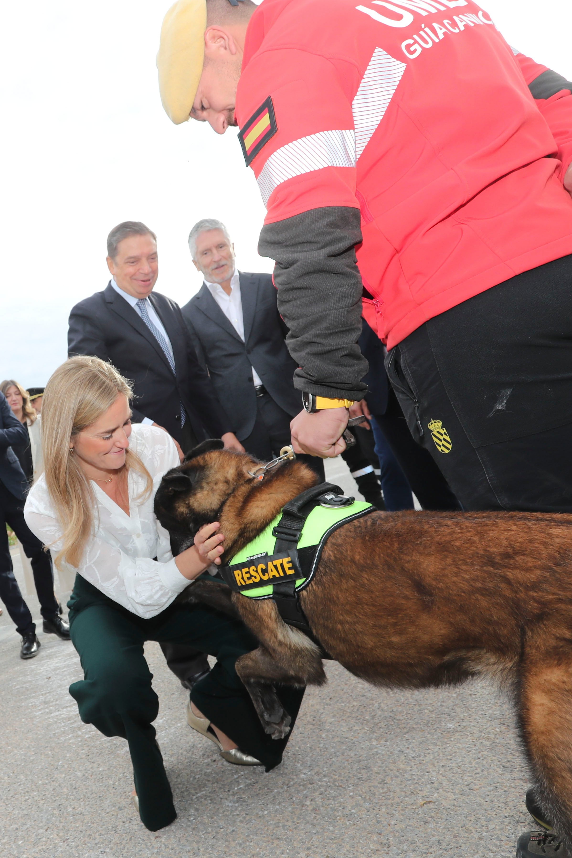PONFERRADA (LEÓN), 13/10/2025.- La vicepresidenta y ministra para la Transición Ecológica, Sara Aagesen acompañada de los ministros de Agricultura e Interior, Luis Planas y Fernando Grande-Marlaska, respectivamente que participan este lunes y mañana en la convención climática que se celebra en Ponferrada, se interesan por la unidad de rescate. EFE/ Ana F. Barredo
