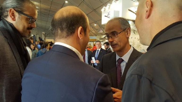 El cap de Govern vistant els estands participants a la Fira durant la inauguració d'aquest matí (a la foto, amb els responsables del BC Morabanc Andorra).